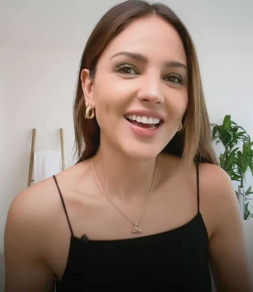 Eiza GonzΓ‘lez - Famous Singer-Songwriter
