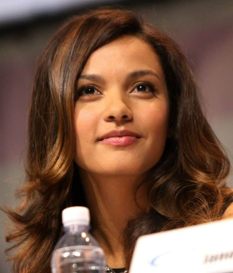 Jessica Lucas - Famous Singer
