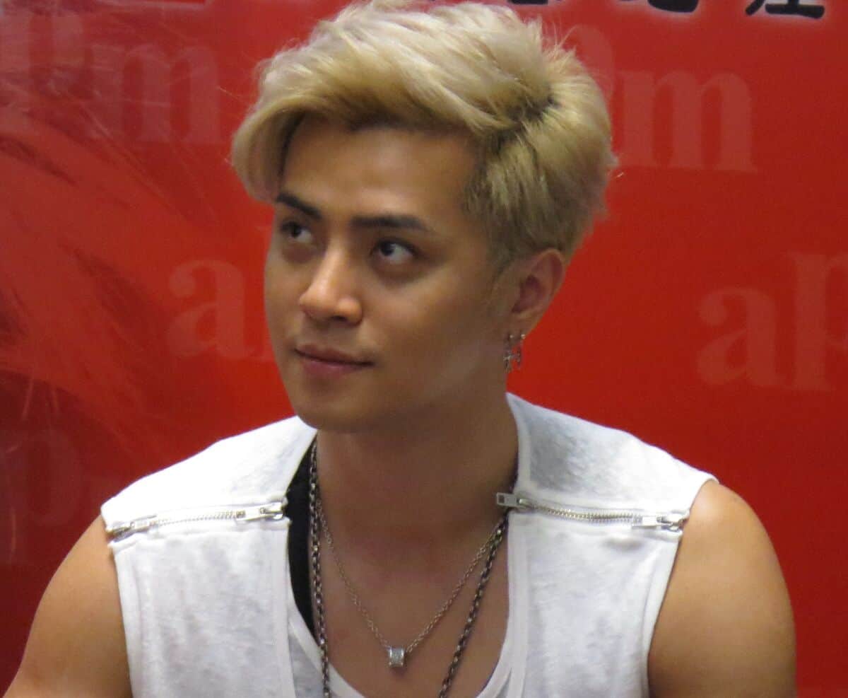 Show Luo - Famous Dancer