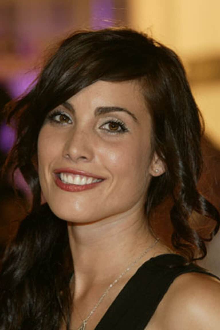 Carly Pope - Famous Actor