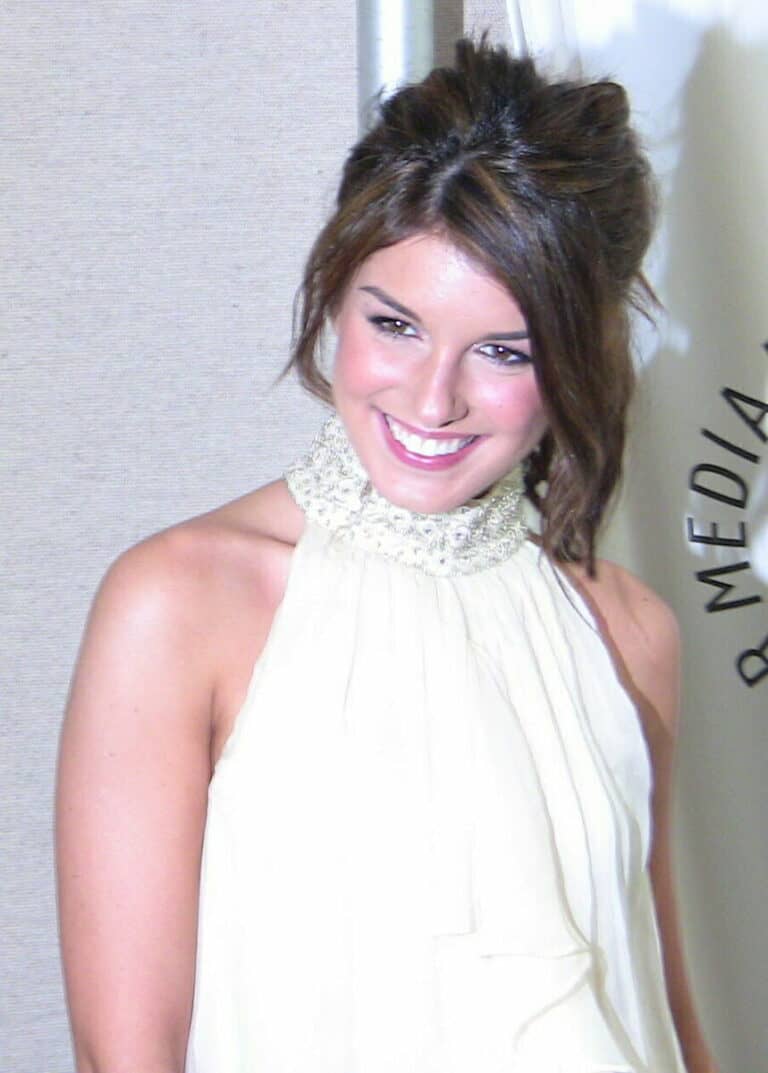 Shenae Grimes - Famous Actor