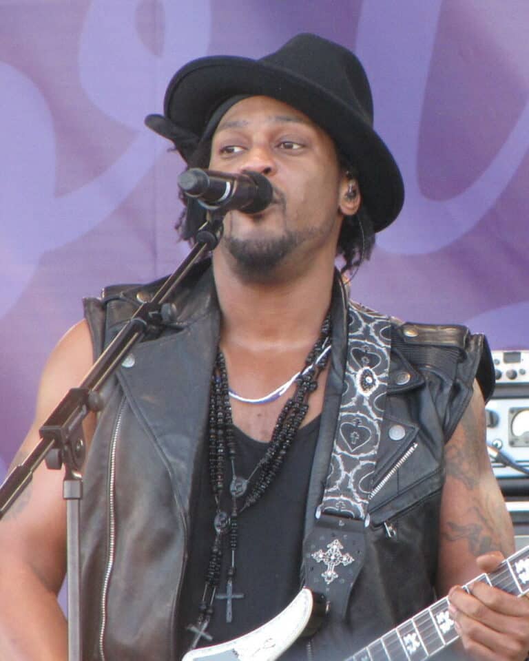 D'Angelo - Famous Singer-Songwriter