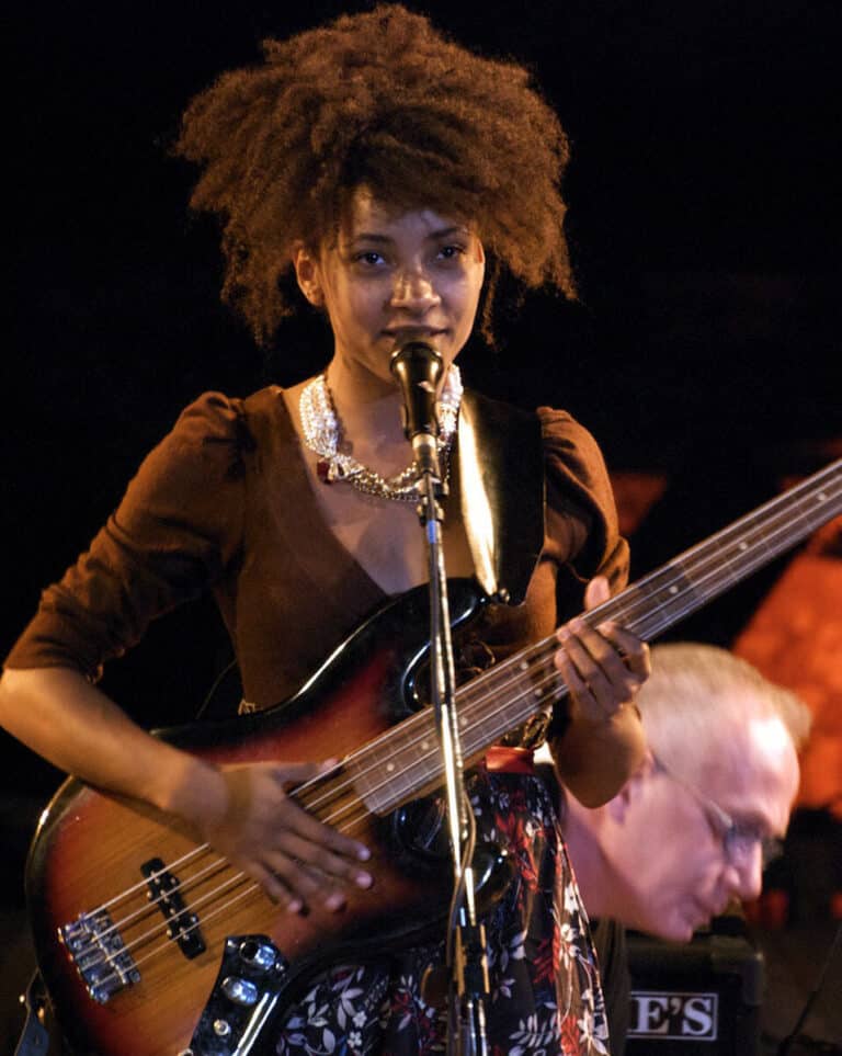 Esperanza Spalding Net Worth, spouse, young children, awards, movies ...