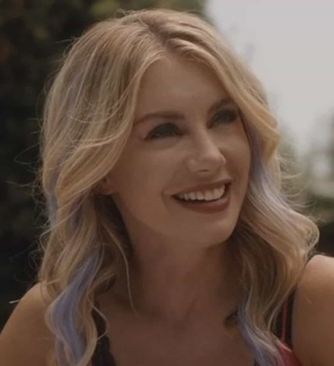 Jennifer Holland - Famous Actress