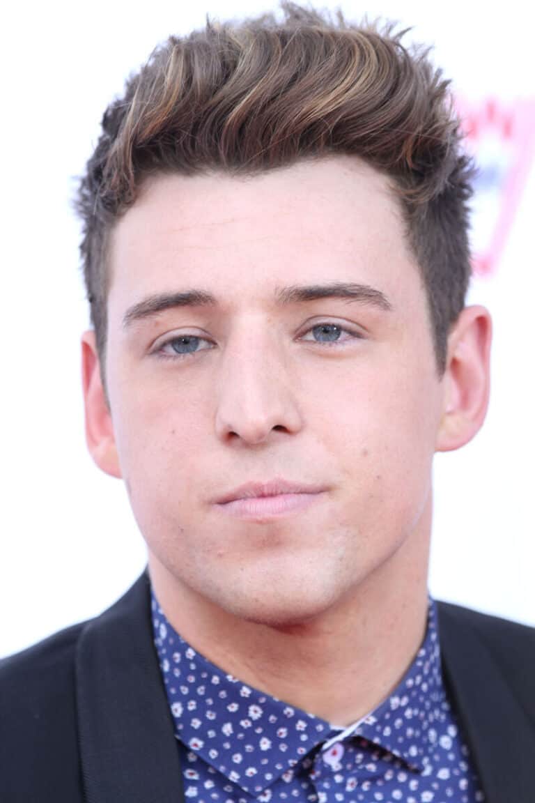 Taylor Henderson - Famous Singer-Songwriter